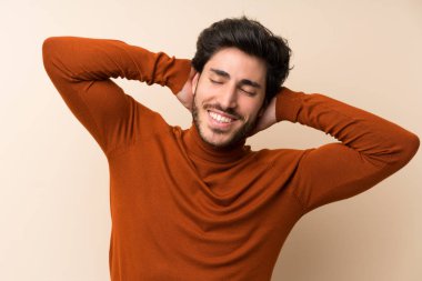 Izole duvar gülme üzerinde Yakışıklı