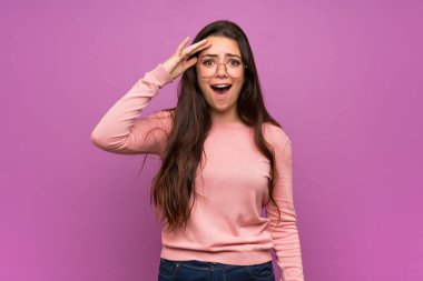 Genç kız mor duvarın üzerinden bir şeyin farkına vardım ve çözüm isteyen vardır