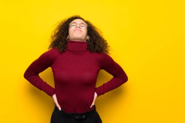 Bir çaba için sırt ağrısı muzdarip balıkçı yaka kazak ile Dominikli kadın