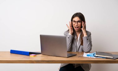 İş kadını bir ofiste gözlüklü ve sürpriz