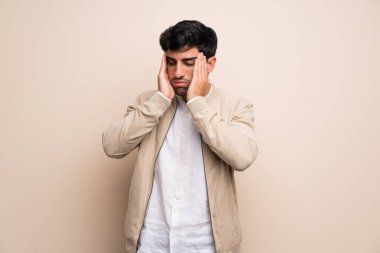 Baş ağrısı ile izole duvarın üzerinden genç adam