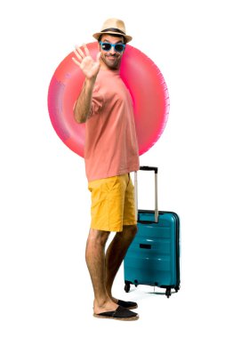 Onun yaz şapka ve güneş gözlüğü ile Man tam uzunlukta bir çekim 