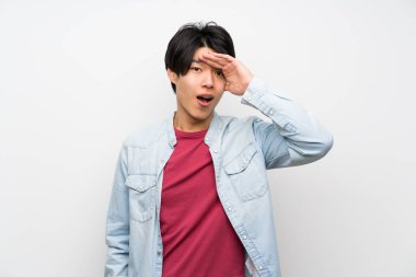 Izole beyaz arka plan Asyalı adam sadece bir şey fark etti ve çözüm niyetinde