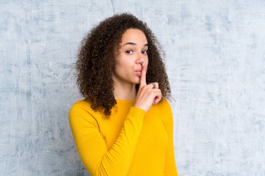 Izole yeşil arka plan üzerinde Dominikli kadın sessizlik jest yapıyor