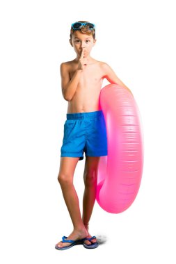 Yaz tatilinde Çocuk tam uzunlukta bir çekim izole beyaz arka plan üzerinde ağız ve sessizlik jest kapanış bir işareti gösteren