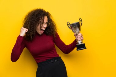 Bir kupa tutan boğazlı kazak ile Dominik kadın