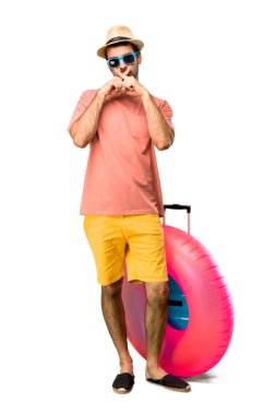 Onun yaz şapka ve güneş gözlüğü ile Man tam uzunlukta bir çekim 