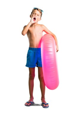 Yaz tatilinde izole beyaz arka planda ağzı tamamen açık bağırarak Çocuk tam uzunlukta bir çekim