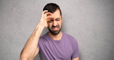 Dokulu duvar üzerinde yorgun ve hasta ifade ile yakışıklı adam