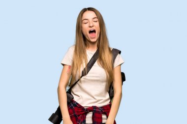 Genç fotoğrafçı kadın avazı çıktığı kadar avazı çıktığı kadar bağırıyor.