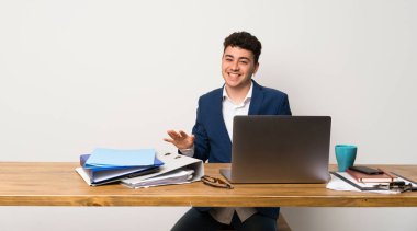 Bir ofiste iş adamı gülümseyerek