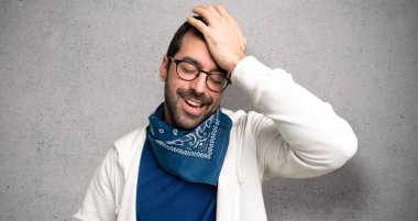 Yakışıklı adam gözlüklü bir şeyin farkına vardım ve dokulu duvar'ın üstüne çözüm isteyen vardır