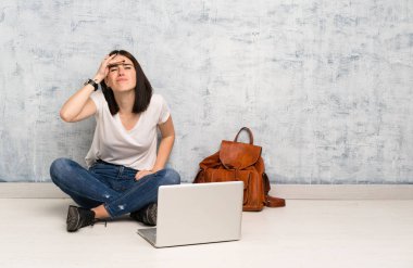 Öğrenci kadın bir şey bakmak için el ile uzak lara bakarak katta oturan