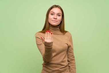 Balıkçı yaka kazaklı genç bir kadın benimle gelmek için davet ediyor. Gelmene sevindim.