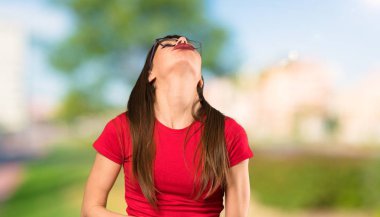 Gözlük ile kadın açık havada kötü bir durum tarafından sinirli