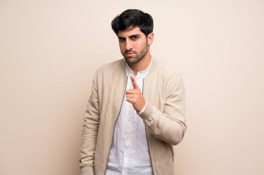 Cepheye dönük ve hayal kırıklığına uğramış izole duvarın üzerinden genç adam