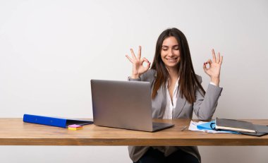 Zen poz bir ofiste İş kadını