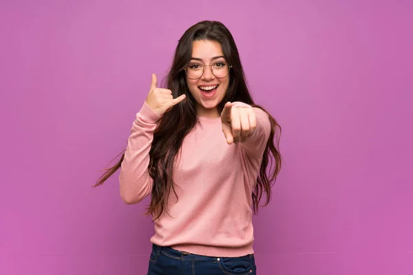 Tiener Meisje Paarse Muur Telefoon Gebaar Maken Wijzen Voorzijde — Stockfoto