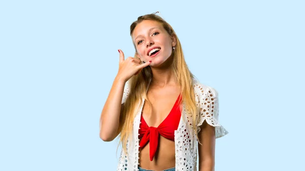 Blondýnka Letních Prázdninách Dělá Telefon Zavolat Zpět Modré Pozadí — Stock fotografie