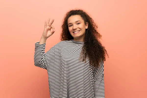 Adolescente Chica Sobre Rosa Pared Mostrando Signo Con Los Dedos —  Fotos de Stock