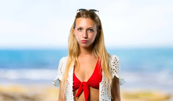 Blond meisje in zomer vakantie met triest en depressief uitdrukking — Stockfoto