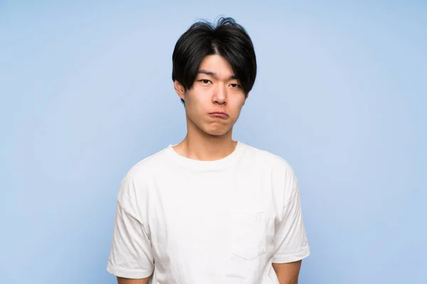 Asiatisk Man Isolerad Blå Bakgrund Sad — Stockfoto
