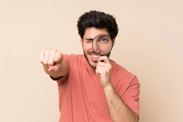 Hombre Guapo Sosteniendo Una Lupa —  Fotos de Stock