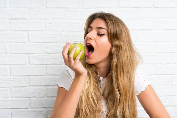 Mujer Rubia Joven Con Una Manzana — Foto de Stock