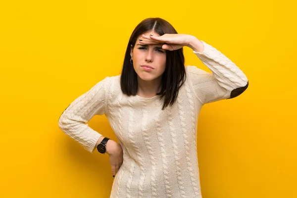 Young Woman Isolated Yellow Wall Looking Far Away Hand Look — ストック写真