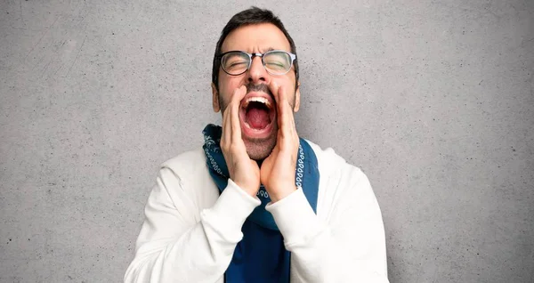 Schöner Mann Mit Brille Brüllt Und Verkündet Etwas Über Strukturierte — Stockfoto