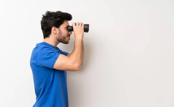 Hombre Guapo Con Prismáticos Negros — Foto de Stock