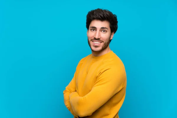 Guapo Sobre Aislada Pared Azul Con Los Brazos Cruzados Mirando — Foto de Stock