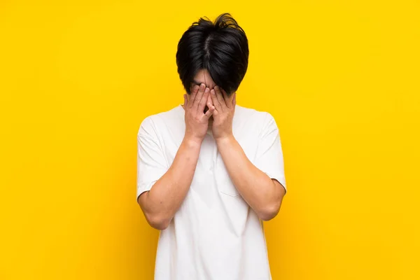 Aziatische Man Geïsoleerde Gele Muur Met Vermoeide Zieke Uitdrukking — Stockfoto