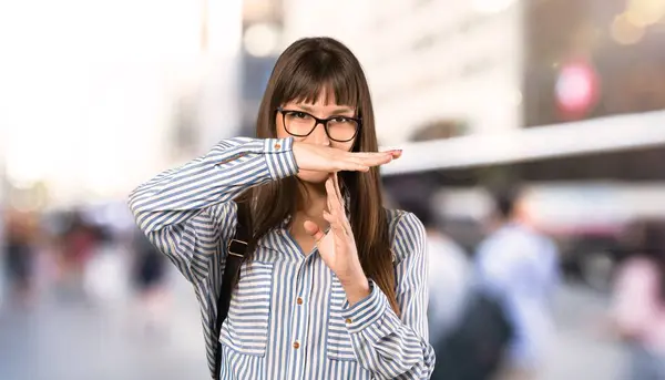 Vrouw Met Een Bril Maken Time Out Gebaar Openlucht — Stockfoto