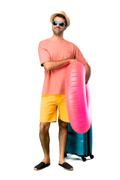 Полное тело человека в шляпе и солнцезащитных очках во время летнего отпуска — стоковое фото