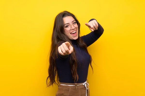 Adolescente Ragazza Oltre Isolato Giallo Muro Punti Dito Voi Mentre — Foto Stock