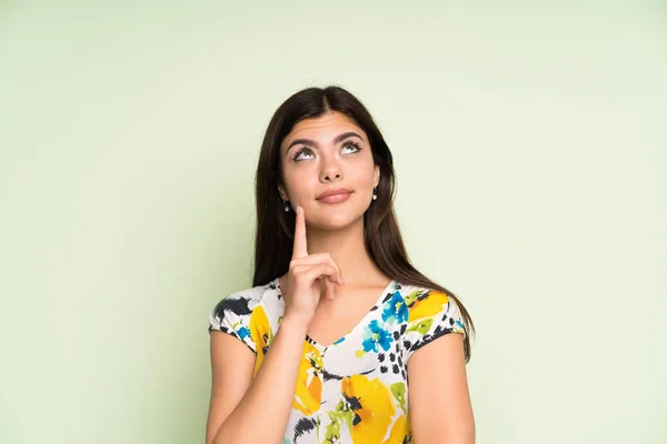 Chica Adolescente Con Vestido Floral Pensando Una Idea —  Fotos de Stock