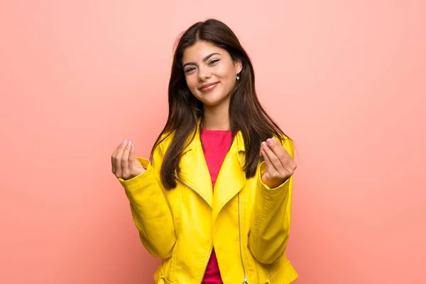 Adolescente Ragazza Oltre Rosa Muro Fare Soldi Gesto — Foto Stock