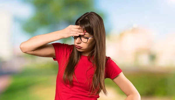 Mulher Com Óculos Com Expressão Cansada Doente Livre — Fotografia de Stock