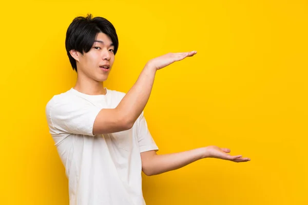 Asiatische Mann Über Isolierte Gelbe Wand Mit Copyspace Eine Anzeige — Stockfoto