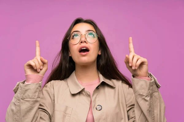 Adolescente Chica Sobre Pared Púrpura Señalando Con Dedo Índice Una — Foto de Stock