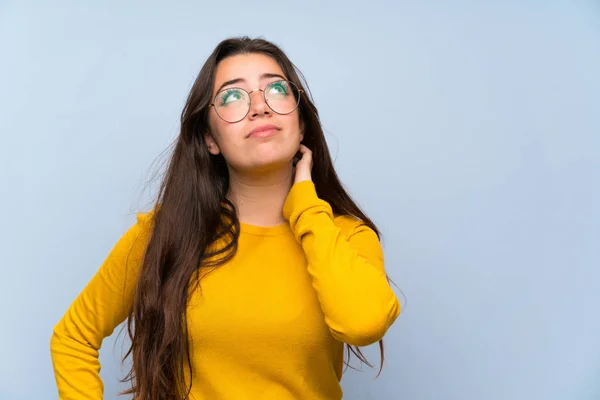 Adolescente Chica Sobre Aislado Azul Pared Pie Pensando Una Idea —  Fotos de Stock