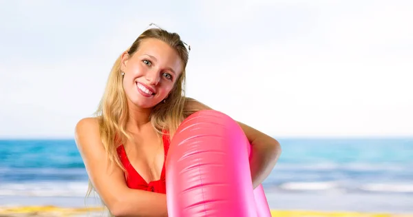 Mujer rubia feliz en vacaciones de verano en la playa — Foto de Stock