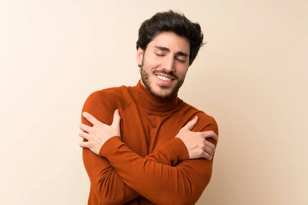 Guapo Sobre Aislado Pared Abrazo — Foto de Stock