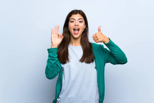 Adolescente Chica Sobre Azul Pared Mostrando Signo Pulgar Hacia Arriba —  Fotos de Stock