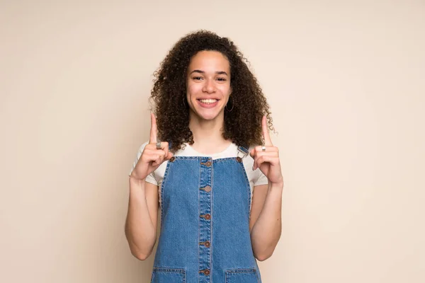 Dominican Woman Overalls Pointing Great Idea — Stock Photo, Image