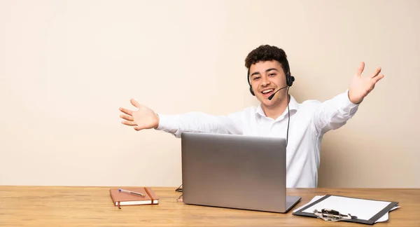 Telemarketer Man Presenting Inviting Come Hand — Stock Photo, Image