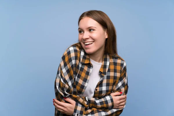 Młoda Kobieta Nad Niebieskim Ścianie Śmiech — Zdjęcie stockowe