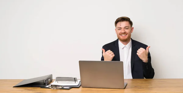 Επιχειρηματίας Ένα Γραφείο Αντίχειρες Πάνω Χειρονομία Και Χαμογελαστά — Φωτογραφία Αρχείου