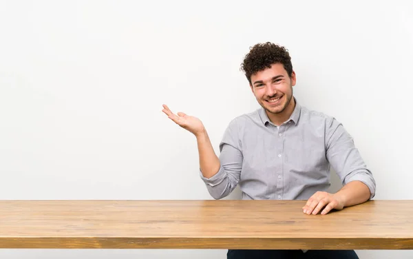 Jeune Homme Avec Une Table Tenant Copyspace Imaginaire Sur Paume — Photo